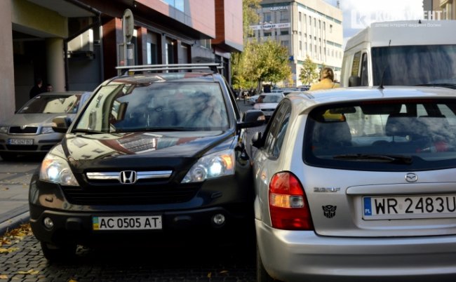 У Луцьку не розминулись дві автівки. ФОТО