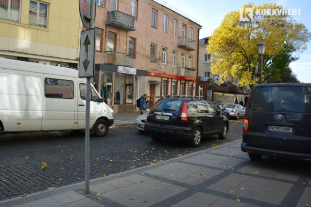 У Луцьку не розминулись дві автівки. ФОТО