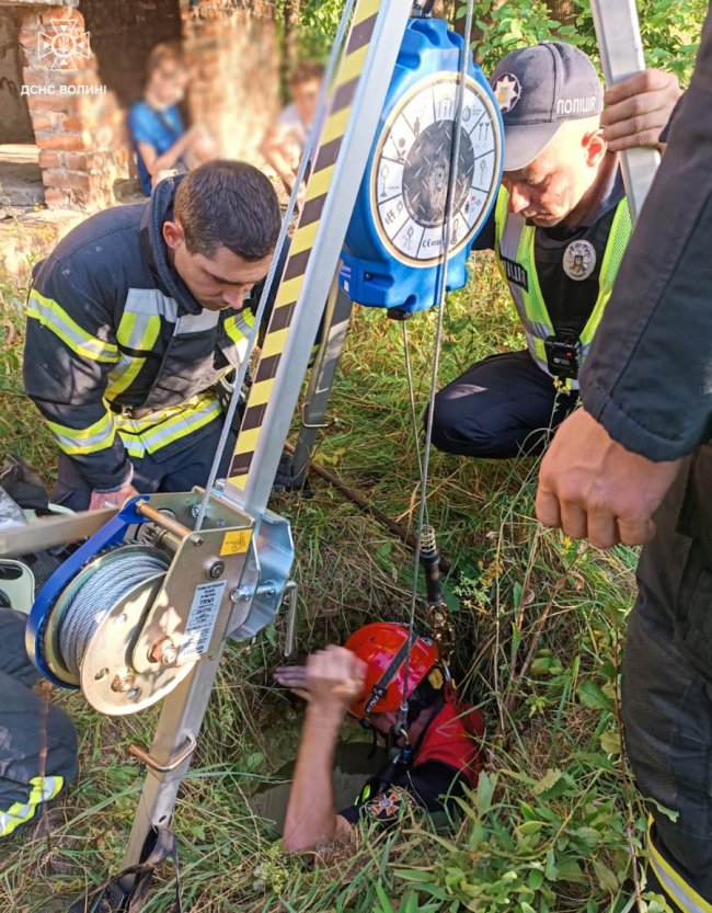 У Луцьку підліток впав у колодязь, працювали рятувальники. ФОТО
