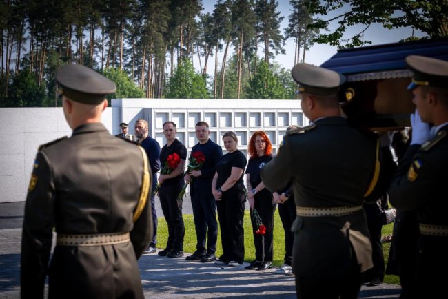 Дванадцять невідомих воїнів поховали на Національному військовому меморіальному кладовищі
