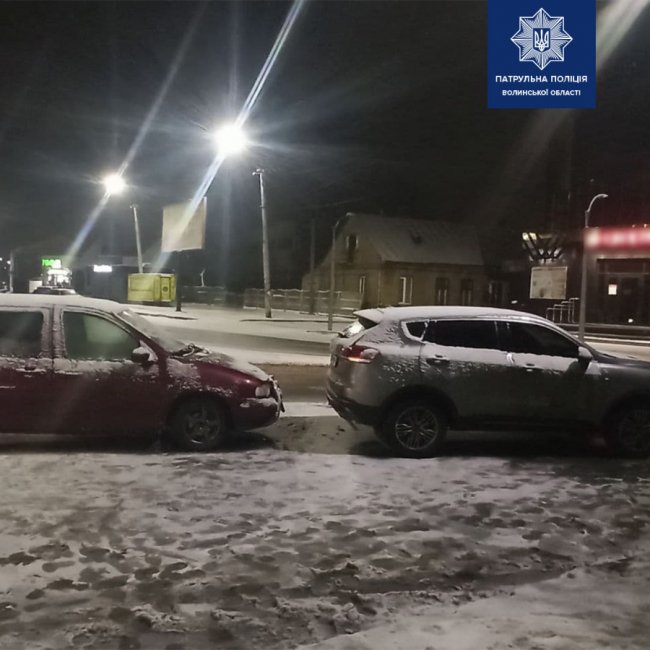 У Луцьку водій Geely зіткнувся з трьома авто, припаркованими в дворі. ФОТО