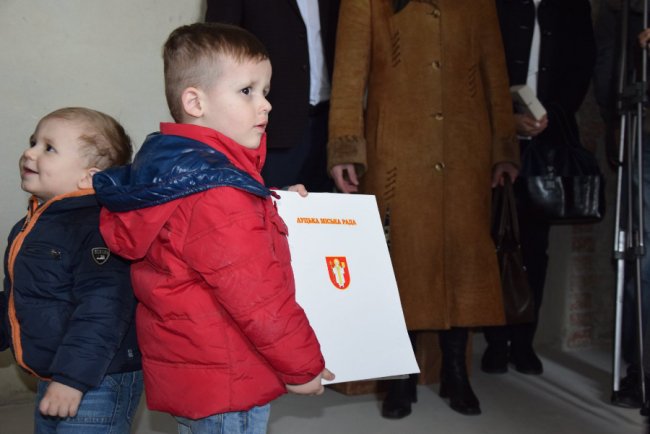 У Луцьку 4-річному хлопчику, батьки якого загинули в аварії, вручили ключі від квартири
