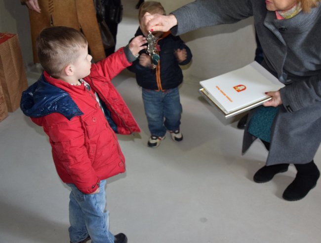 У Луцьку 4-річному хлопчику, батьки якого загинули в аварії, вручили ключі від квартири