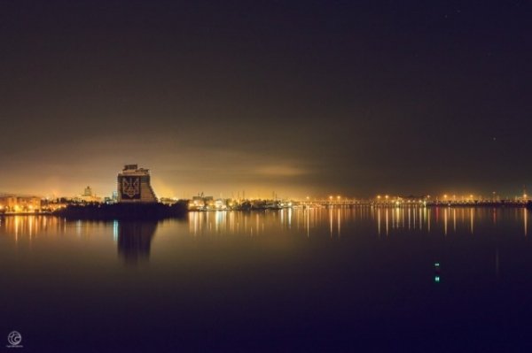 Хмарочос Дніпропетровська прикрасили гербом України. ФОТО