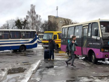  «Тьотю, дайте на хліб»: як у Луцьку вирішили боротися із жебраками на автостанції