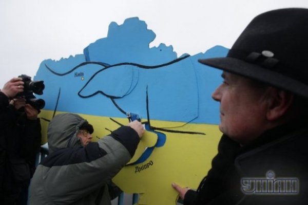 Як у Києві з'єднували Україну посеред Дніпра. ФОТО