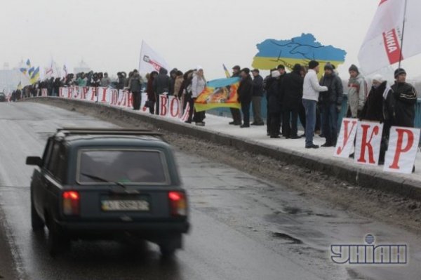 Як у Києві з'єднували Україну посеред Дніпра. ФОТО