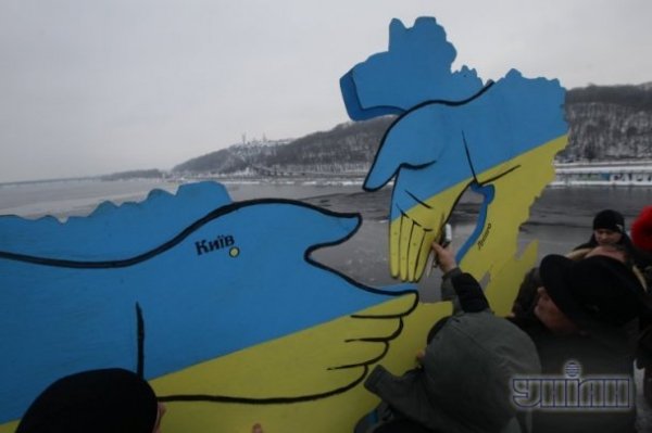 Як у Києві з'єднували Україну посеред Дніпра. ФОТО