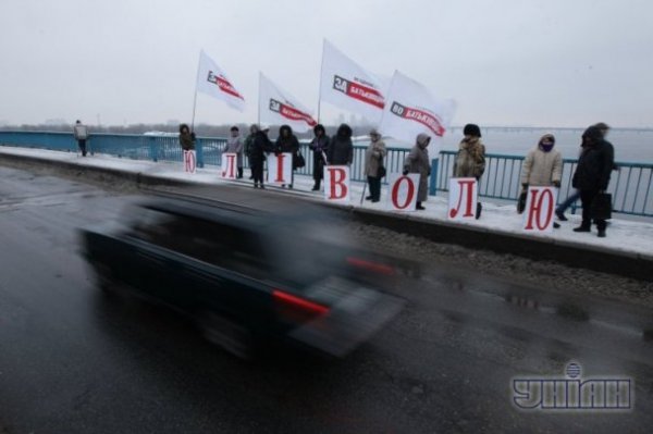 Як у Києві з'єднували Україну посеред Дніпра. ФОТО