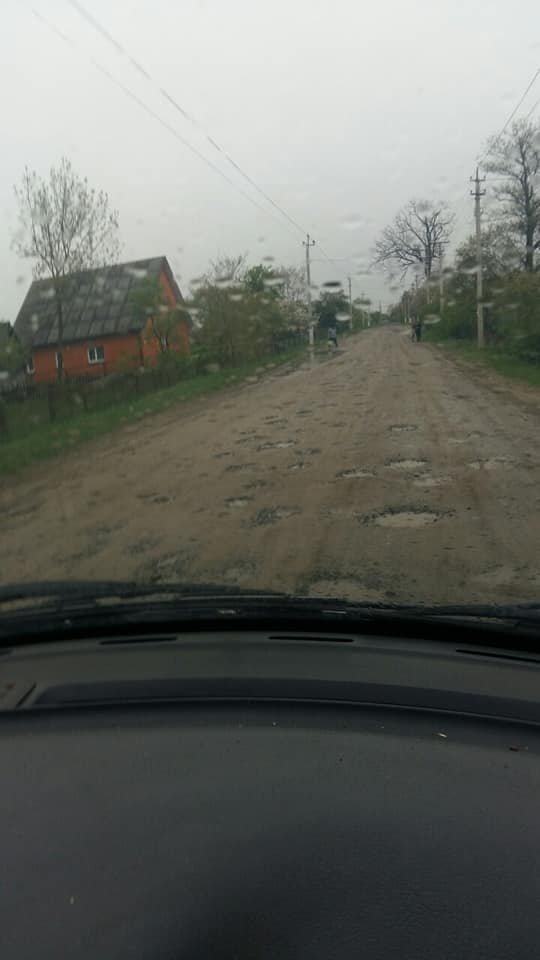 «Нагадує дрібну пральну дошку»: волинянка обурена станом дороги поблизу Ковеля