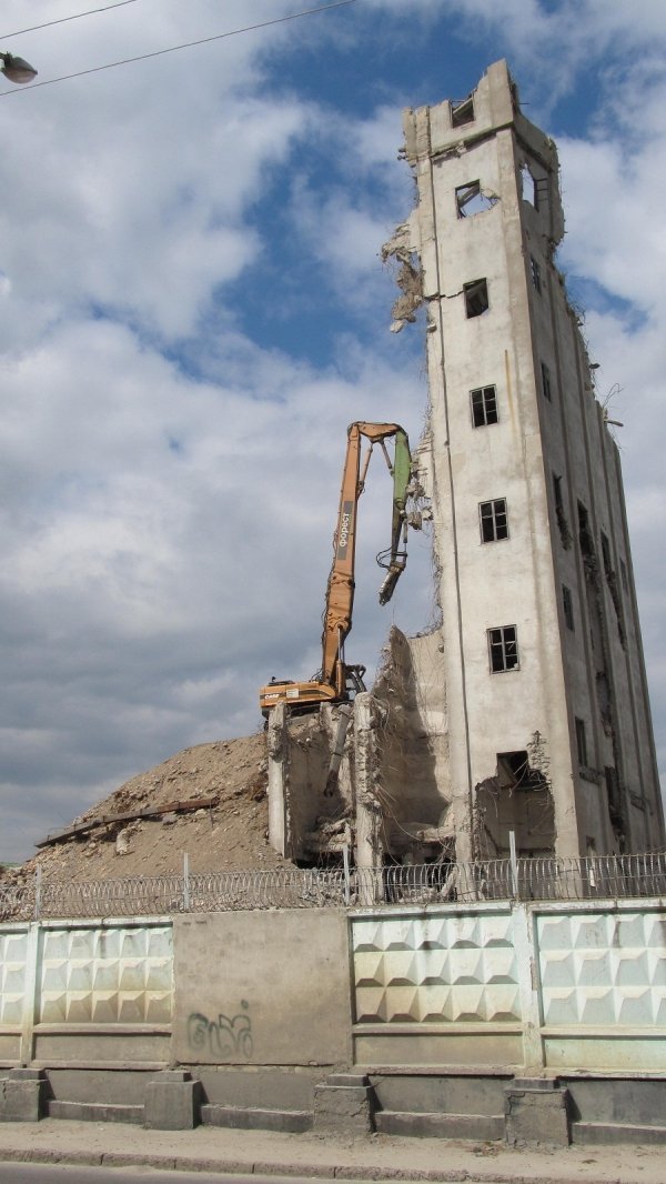 Як розбирають хлібокомбінат в Луцьку. ФОТО. ВІДЕО
