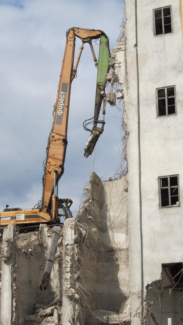 Як розбирають хлібокомбінат в Луцьку. ФОТО. ВІДЕО