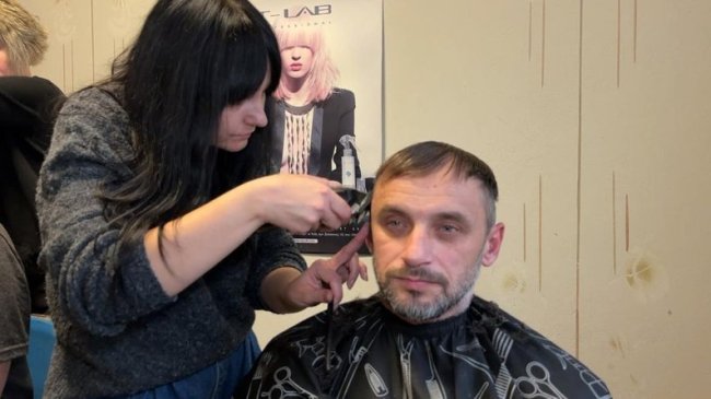 У луцькому шпиталі перукарки безплатно стрижуть військових