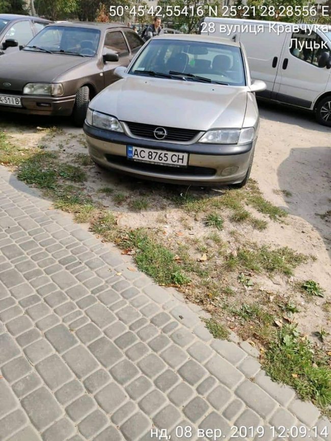 На луцьких водіїв, які паркуються на тротуарах, склали протоколи. ФОТО