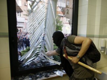 У день трауру сепаратисти грабували Донецьк. ФОТО