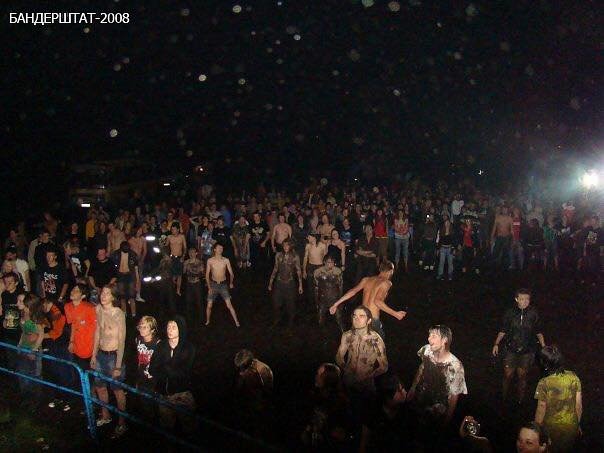 Величезне болото: опублікували фото «Бандерштату» 10-річної давнини