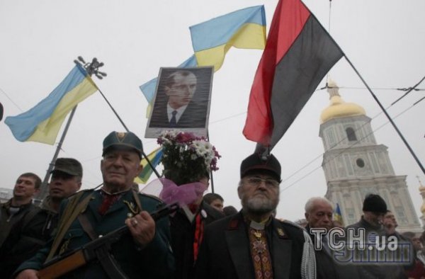 УПА та Бандеру вшанували у Києві ходою. ФОТО