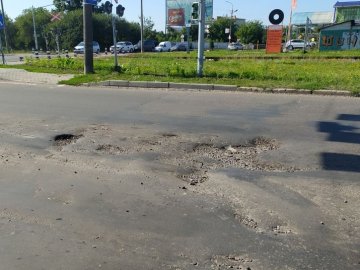 Лучани скаржаться на дорогу з ямами, яку ремонтували навесні