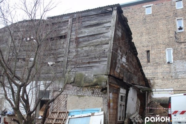 ЖЕК не може знести «будинок-привид», який пустує у центрі Луцька. ФОТО