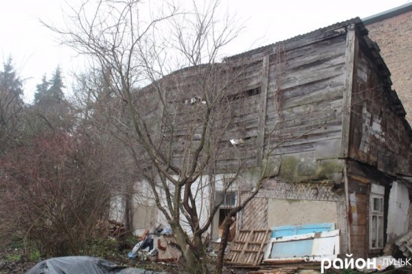 ЖЕК не може знести «будинок-привид», який пустує у центрі Луцька. ФОТО