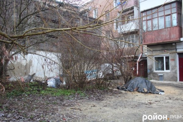 ЖЕК не може знести «будинок-привид», який пустує у центрі Луцька. ФОТО