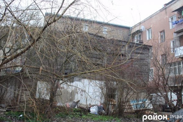 ЖЕК не може знести «будинок-привид», який пустує у центрі Луцька. ФОТО