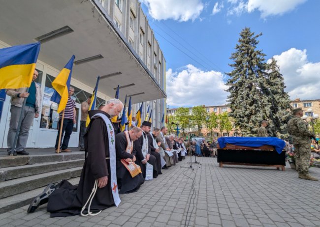На Волині попрощалися із загиблим Героєм  Володимиром Котиком у день його народження