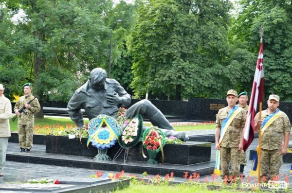 У Луцьку вшанували пам'ять героїв війни. ФОТО