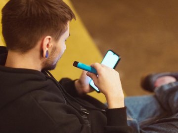 В Україні заборонять курити електронні сигарети у громадських місцях