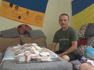 Волинянин власноруч «крутить» цигарки для військових. ВІДЕО