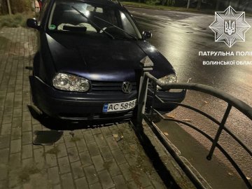 У Луцьку вночі п'яний водій влетів у паркан. ФОТО