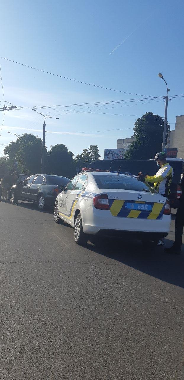 У Луцьку біля Північного ринку автівка збила велосипедиста. ФОТО