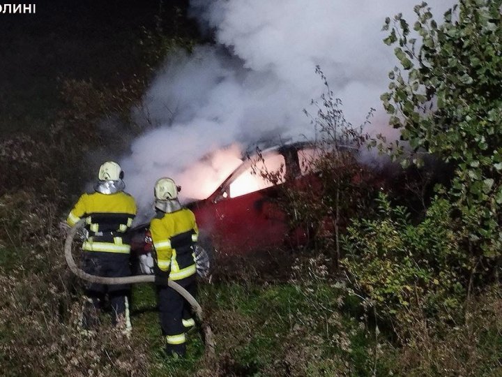На Волині спалахнула автівка, водія госпіталізували. ФОТО