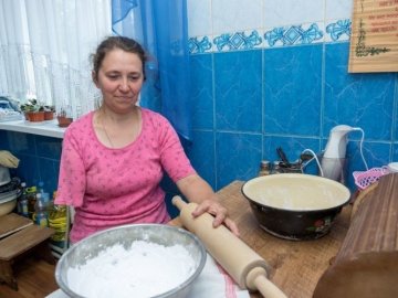 Однорука волинянка пече неймовірні короваї. ФОТО