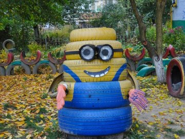 Яскравий міньйон, монстрик і машинки: лучани оригінально облаштували дитмайданчик. ФОТО