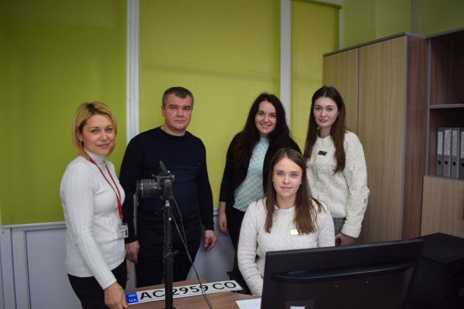 У луцькому ЦНАПі вперше зареєстрували нову автівку