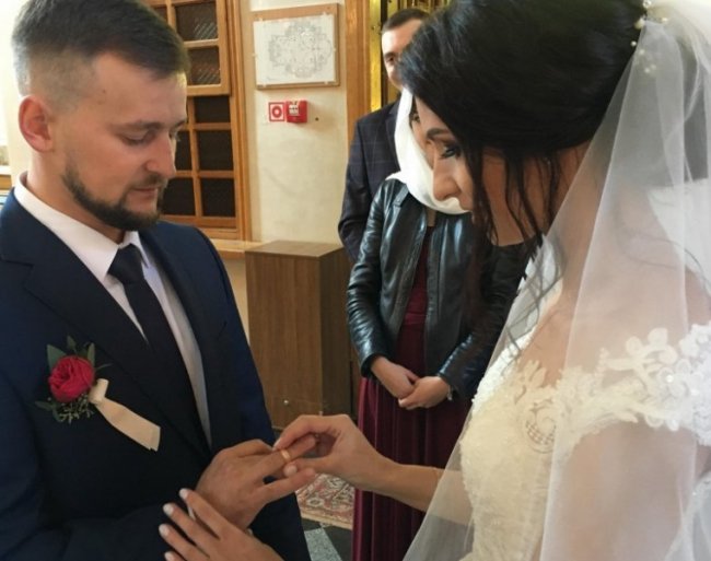 Показали чуттєві фото з вінчання одного з найбажаніших холостяків Волині