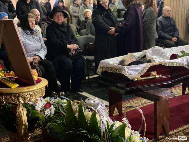 «Театр буде і мусить жити, але незамінні є». У Луцьку попрощалися з народним артистом України Олександром Якимчуком 