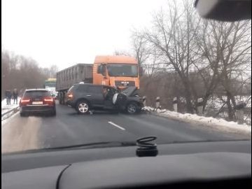 На Волині автомобіль зіткнувся з вантажівкою,  є постраждалі