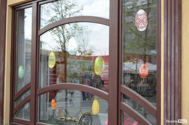 Традиційні писанки, яскраві курчатка і апетитні паски: великодній Луцьк. ФОТОРЕПОРТАЖ