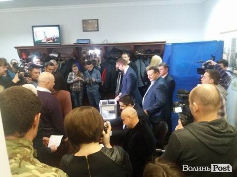 Позачергова сесія Луцької міськради. ЯК ЦЕ БУЛО