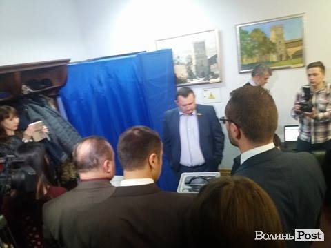 Позачергова сесія Луцької міськради. ЯК ЦЕ БУЛО