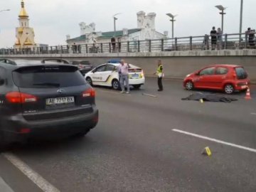 Відірвало голову: у Києві позашляховик збив пішохода, який перебігав через дорогу. ВІДЕО