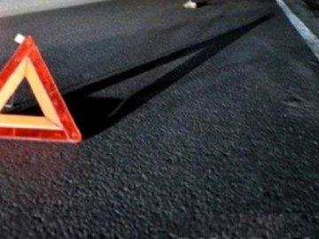 На Волині водій в'їхав у причіп припаркованої на узбіччі вантажівки: постраждав пасажир