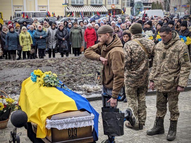 «Приходьте прощатися з Героями, щоб знати, яких людей втрачаємо»: на Волині провели в останню путь Олександра Тужилова