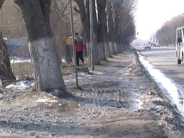 Без гумаків не пройдеш: у Луцьку тротуар тоне в болоті. ВІДЕО
