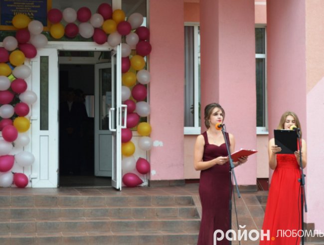 Розкішні сукні і танець батьків під російську «попсу»: випускний у школі на Волині. ВІДЕО. ФОТО