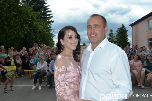 Розкішні сукні і танець батьків під російську «попсу»: випускний у школі на Волині. ВІДЕО. ФОТО