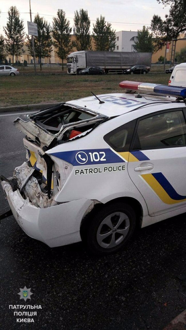 У Києві вантажівка «знесла» патрульний Prius