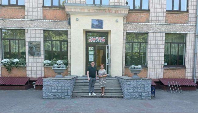 На одній із найстаріших шкіл Луцька сиплеться фасад: закликають відремонтувати 